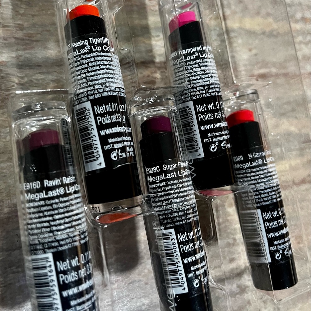 Wet n Wild Red and Pink Lipstick Collection Matte Finish - Picture 4 of 8